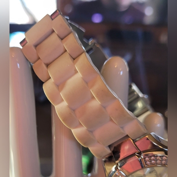 GUESS LADIES SPORT WATCH - Picture 3 of 4